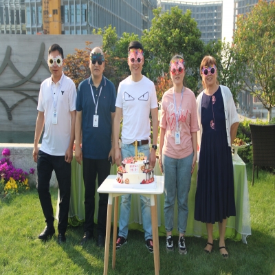 一场别开生面的屋顶花园迎新人庆生日活动