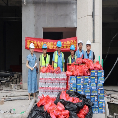 一份饮品 一份温暖 公司工会开展关爱一线工人送清凉活动